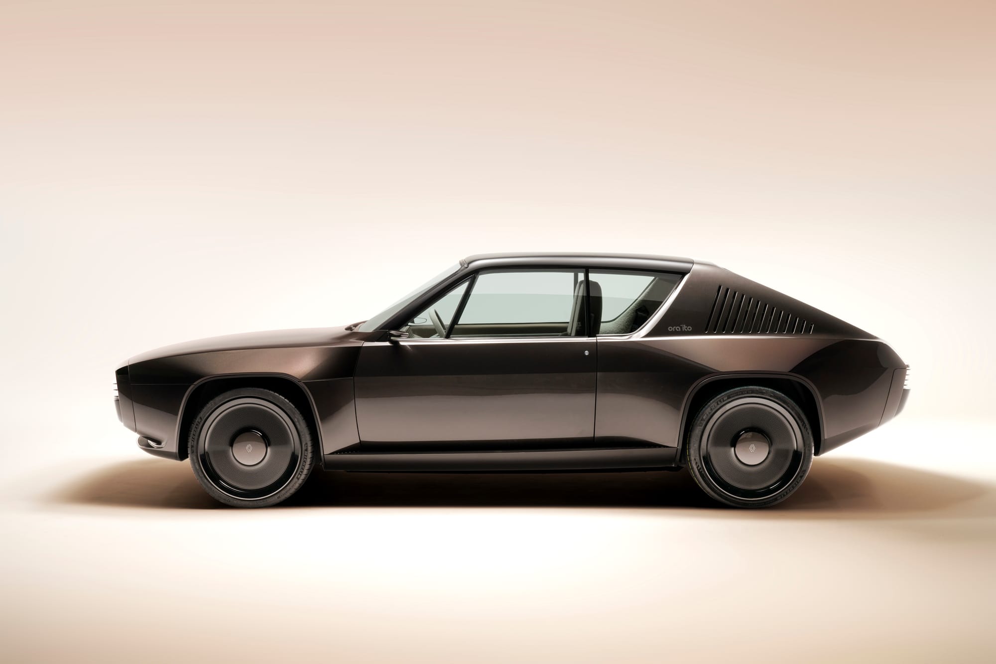 Side profile of the Renault R17 Electric Restomod